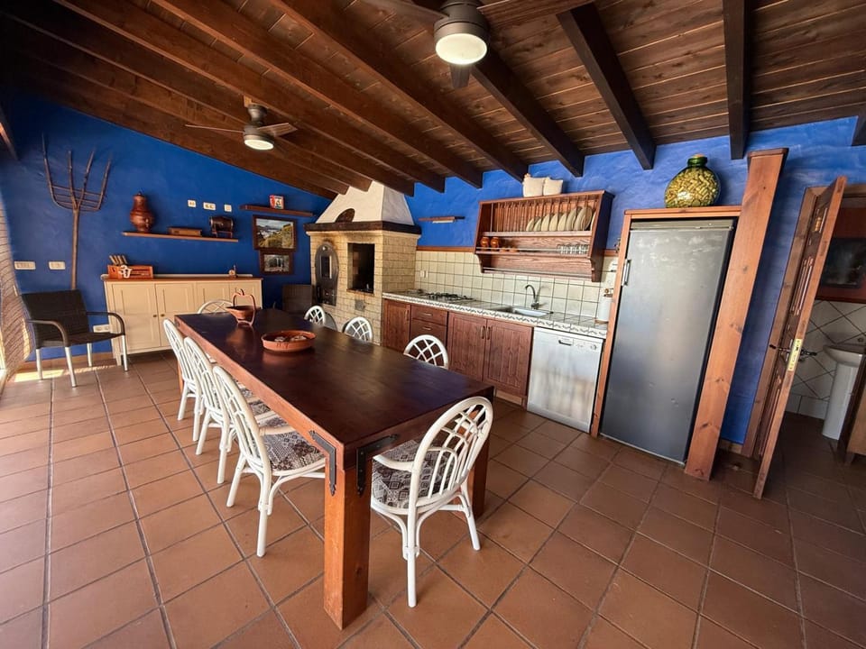 Kitchen or kitchenette, dishwasher, oven
