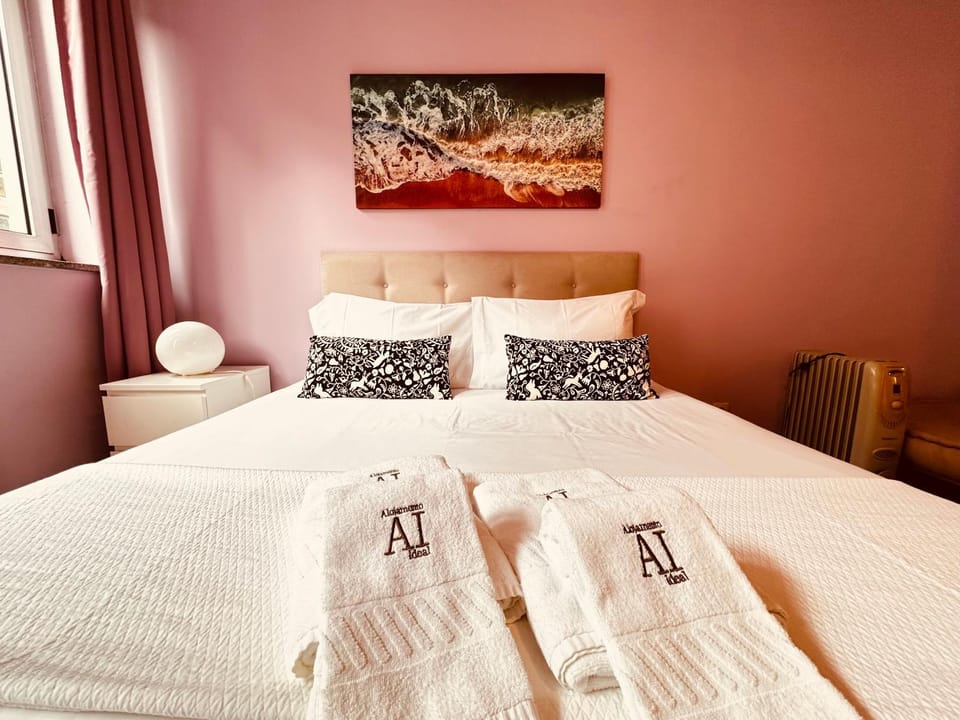 Bed, Bedroom, towels