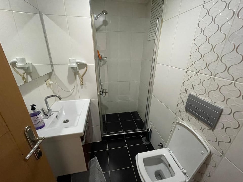 Shower, Toilet