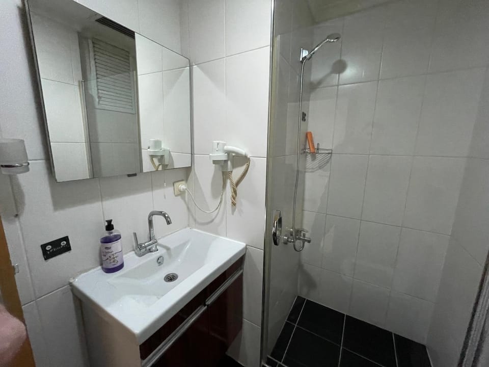 Shower, Bathroom, towels