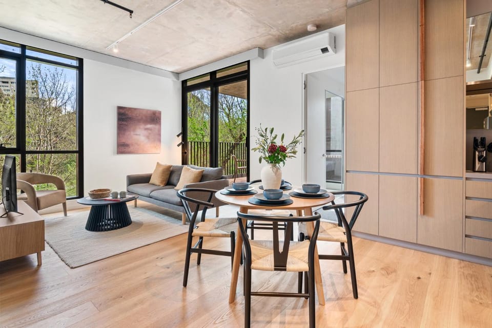 Brand-New 2-Bed with Rooftop Access Apartment in Melbourne