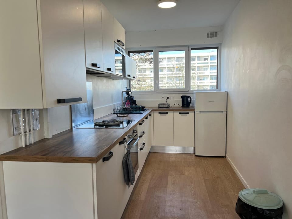 Coffee/tea facilities, microwave, oven, kitchen