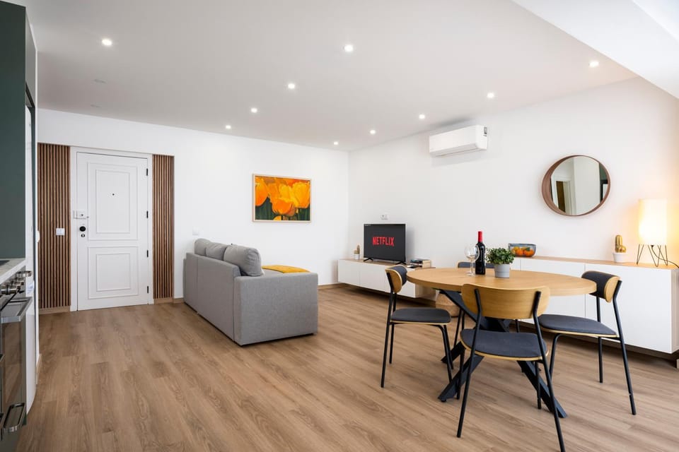 TV and multimedia, Living room, Seating area, Dining area, air conditioner