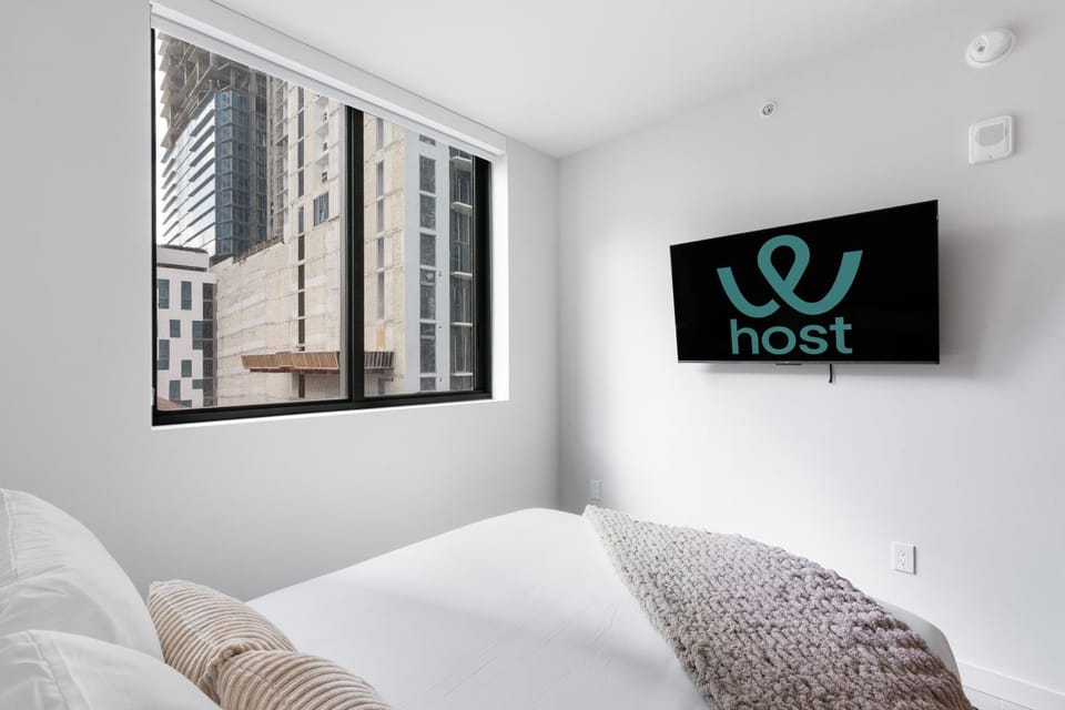 Bed, TV and multimedia, Bedroom