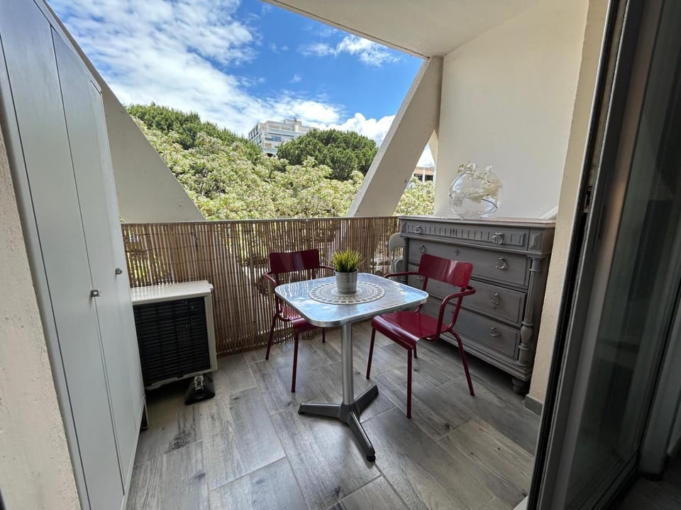 Patio, Day, Balcony/Terrace