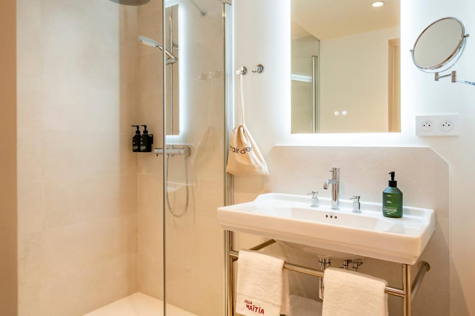 Shower, Bathroom, towels