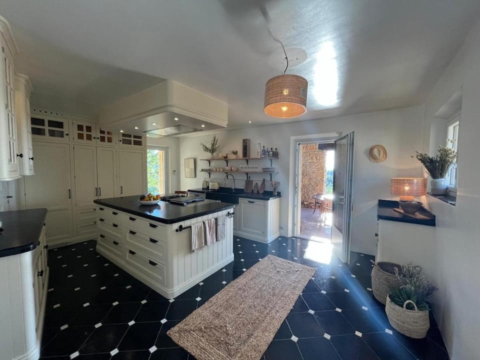 Mas Provençal d'Exception avec Piscine et Vue Mer pour 8-10 Personnes Villa in Le Beausset