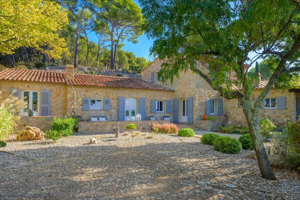 Mas Provençal d'Exception avec Piscine et Vue Mer pour 8-10 Personnes Villa in Le Beausset
