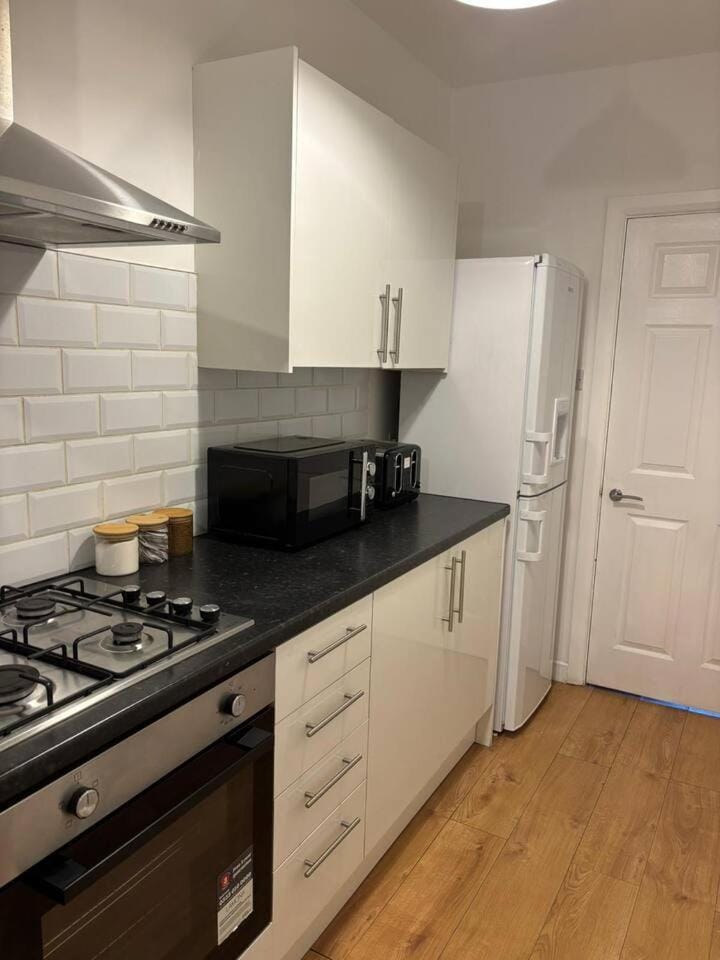 Luxe 4-BR Birkenhead Home | Free Parking & Wi-Fi House in Wirral