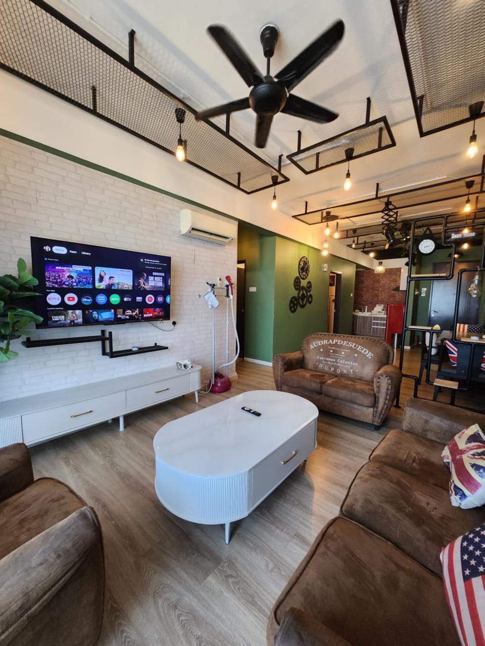 Living room, Photo of the whole room