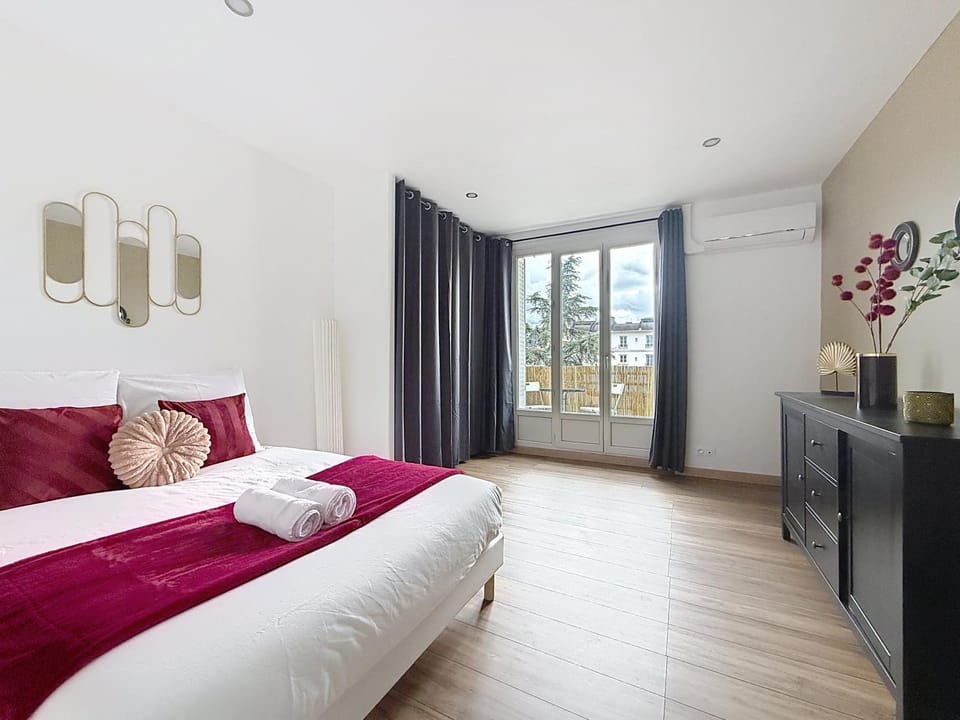 Bed, Balcony/Terrace, Photo of the whole room, Bedroom, wardrobe