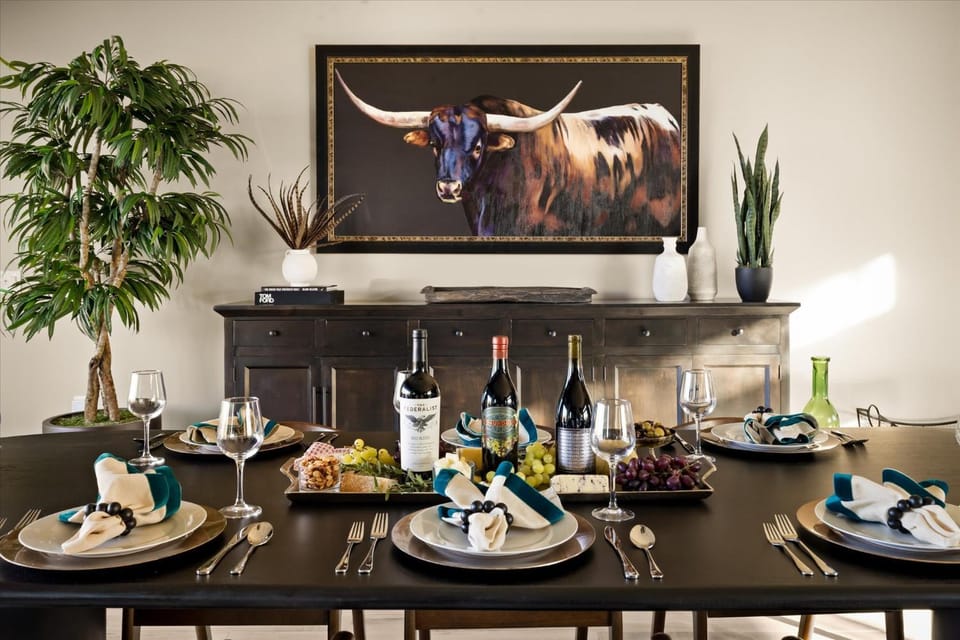 Food and drinks, Decorative detail, Seating area, Dining area, Food, Drinks