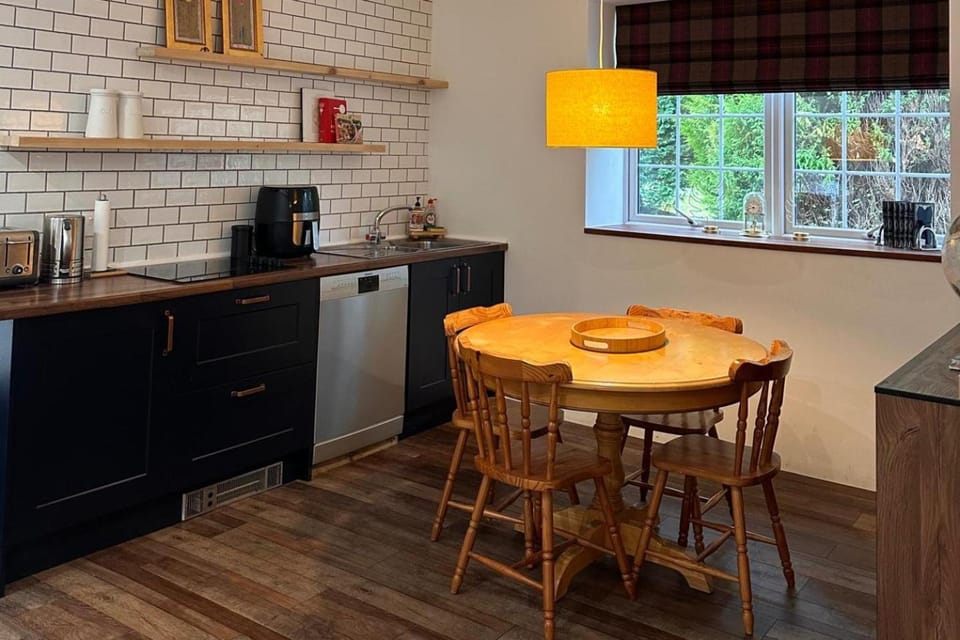 Coffee/tea facilities, Kitchen or kitchenette, Seating area, Dining area, dishwasher, microwave, minibar, stove, toaster