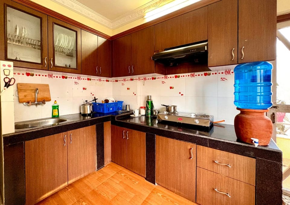 Kitchen or kitchenette, dishwasher, stove