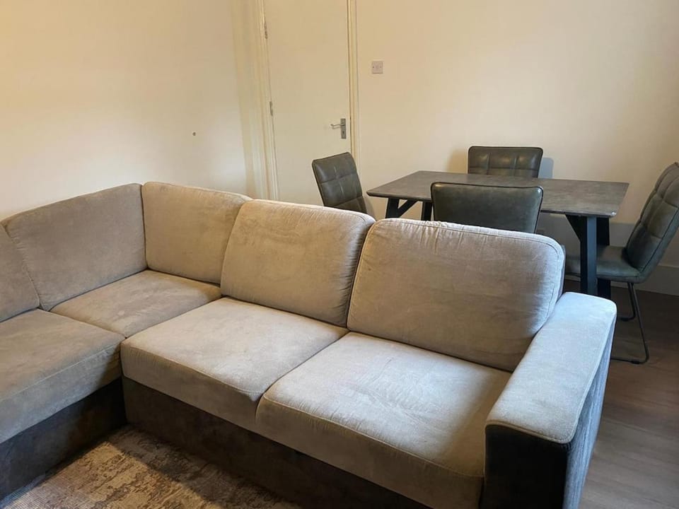 Modern 4BR Home Ideal for Groups Free Parking Apartment in Kettering