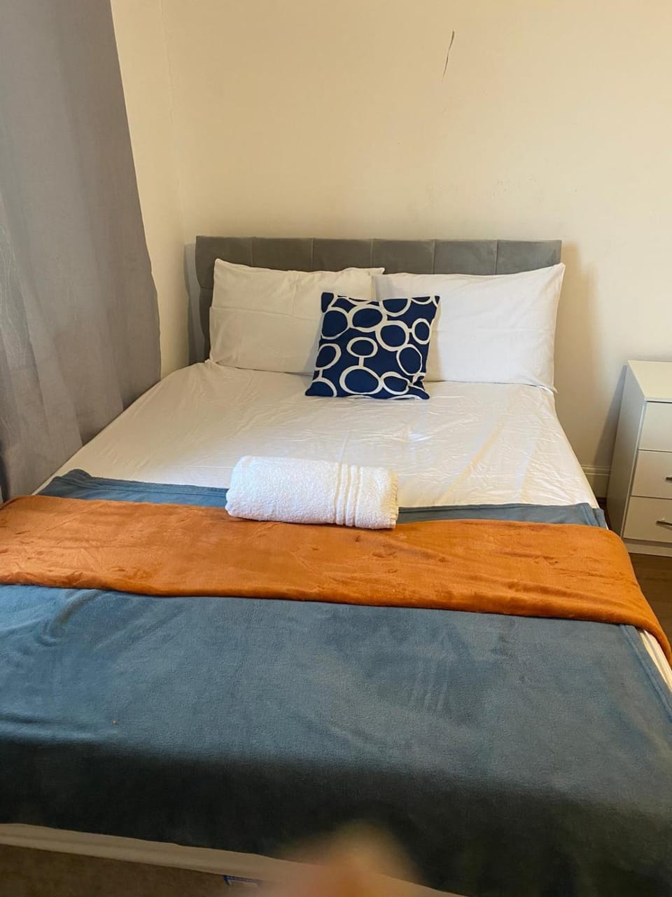 Modern 4BR Home Ideal for Groups Free Parking Apartment in Kettering