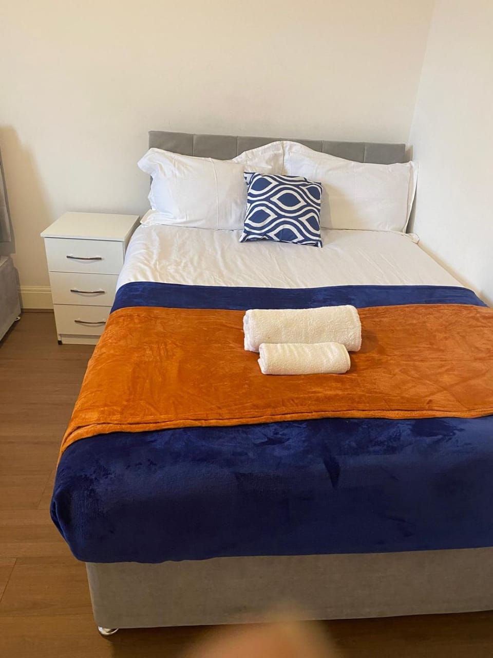 Modern 4BR Home Ideal for Groups Free Parking Apartment in Kettering