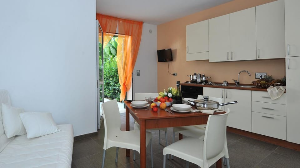 TV and multimedia, Kitchen or kitchenette, Dining area, stove