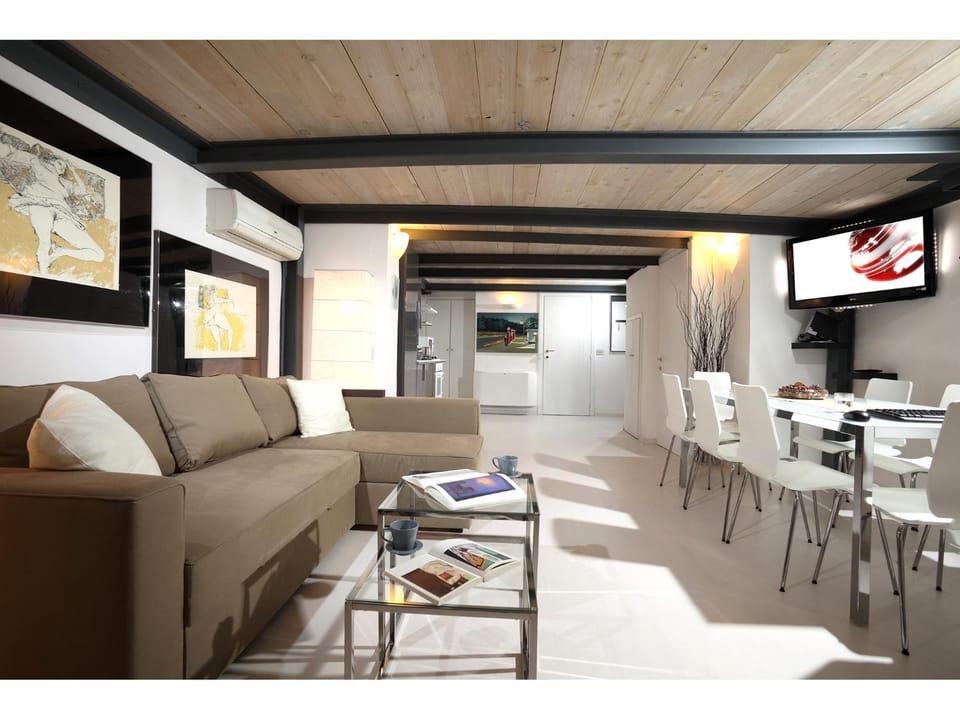 Bowling, Living room, Dining area
