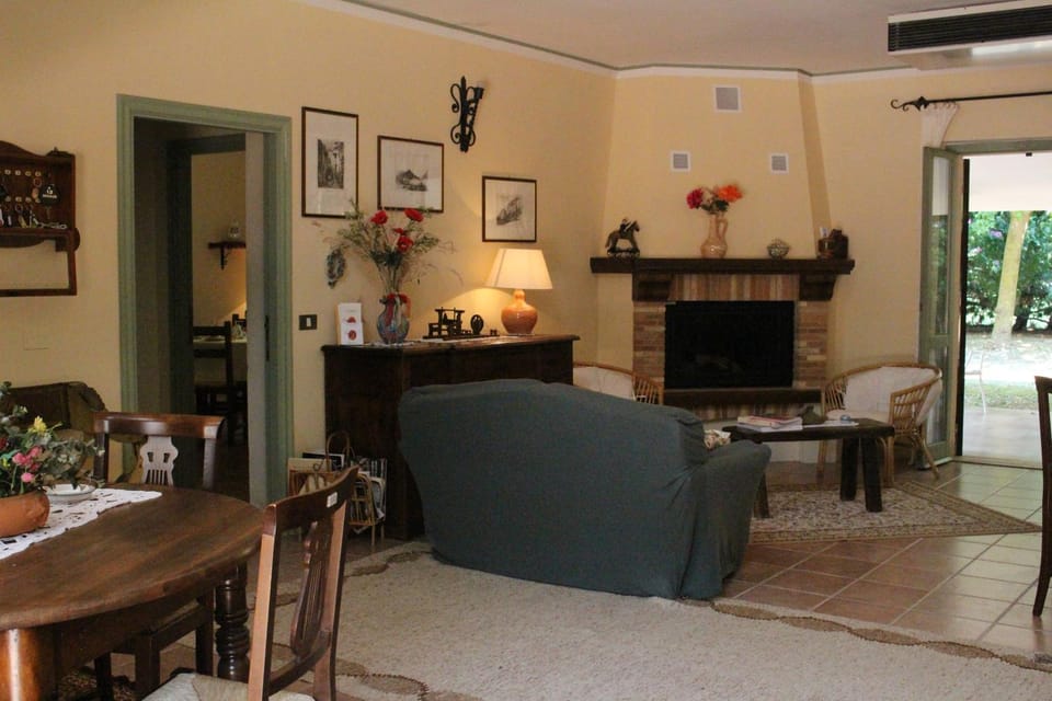 Communal lounge/ TV room, Lobby or reception