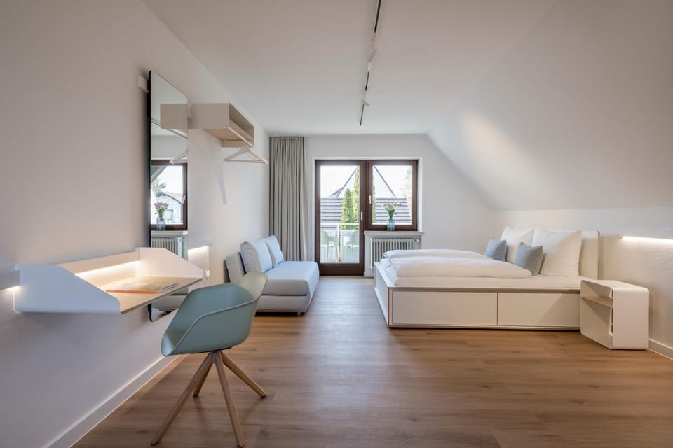 Bed, Living room, Photo of the whole room, Seating area, Bedroom