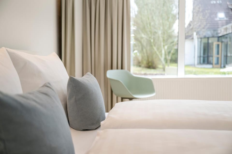 Bed, Photo of the whole room, Seating area, Bedroom