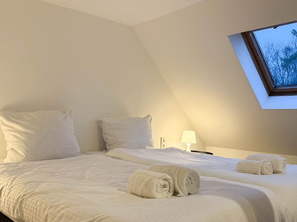 Bed, Bedroom, towels