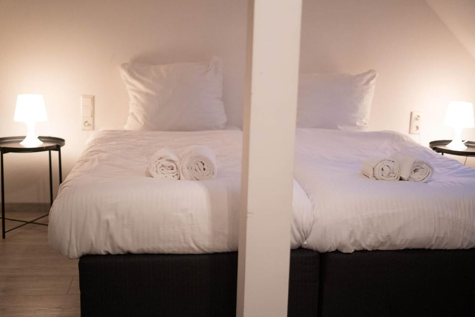Bed, Bedroom, towels