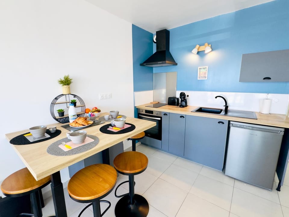 Coffee/tea facilities, concierge, oven, stove, kitchen