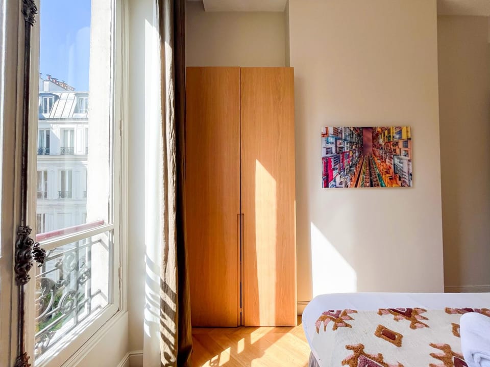 UrbanFlat 141 - Grand Appartement Champs-Elysees Ponthieu Apartment in Paris