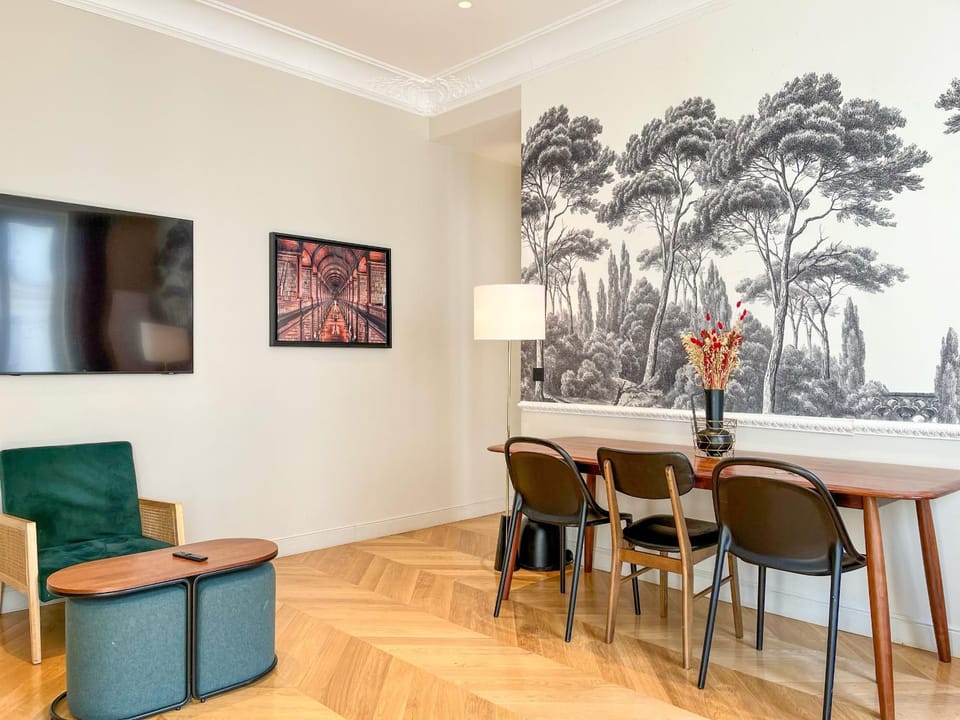 UrbanFlat 141 - Grand Appartement Champs-Elysees Ponthieu Apartment in Paris