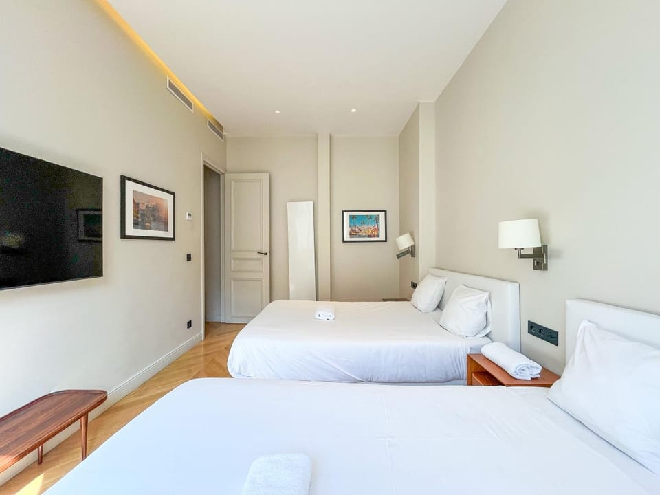 UrbanFlat 141 - Grand Appartement Champs-Elysees Ponthieu Apartment in Paris