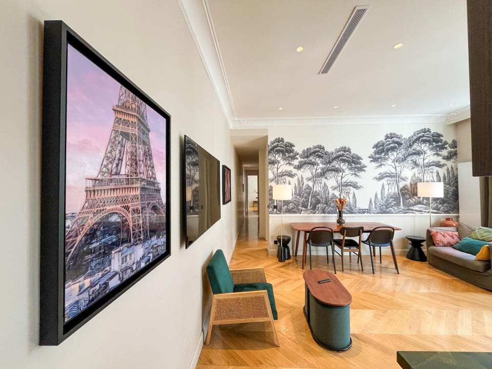 UrbanFlat 141 - Grand Appartement Champs-Elysees Ponthieu Apartment in Paris