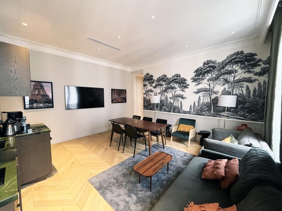 UrbanFlat 141 - Grand Appartement Champs-Elysees Ponthieu Apartment in Paris