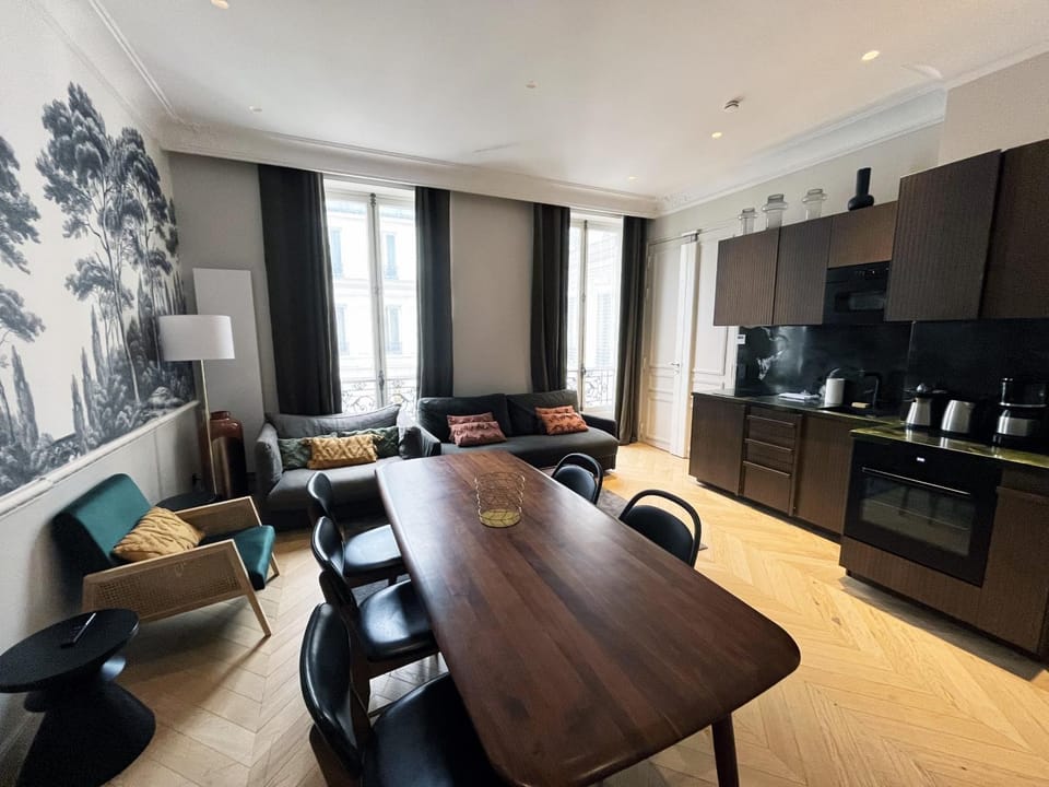 UrbanFlat 141 - Grand Appartement Champs-Elysees Ponthieu Apartment in Paris