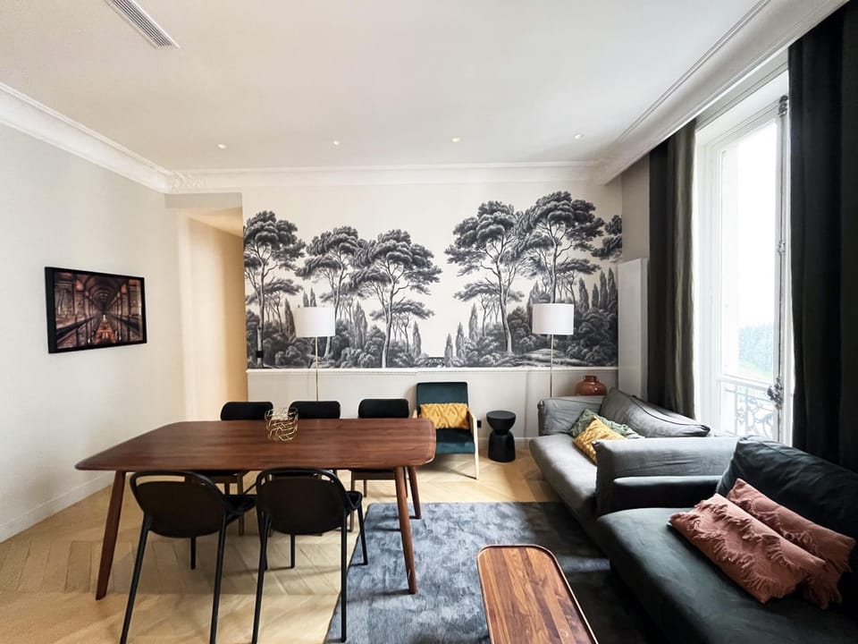 UrbanFlat 141 - Grand Appartement Champs-Elysees Ponthieu Apartment in Paris