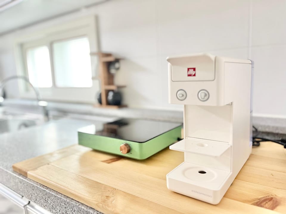 Coffee/tea facilities, Kitchen or kitchenette, heating, internet, minibar, stove