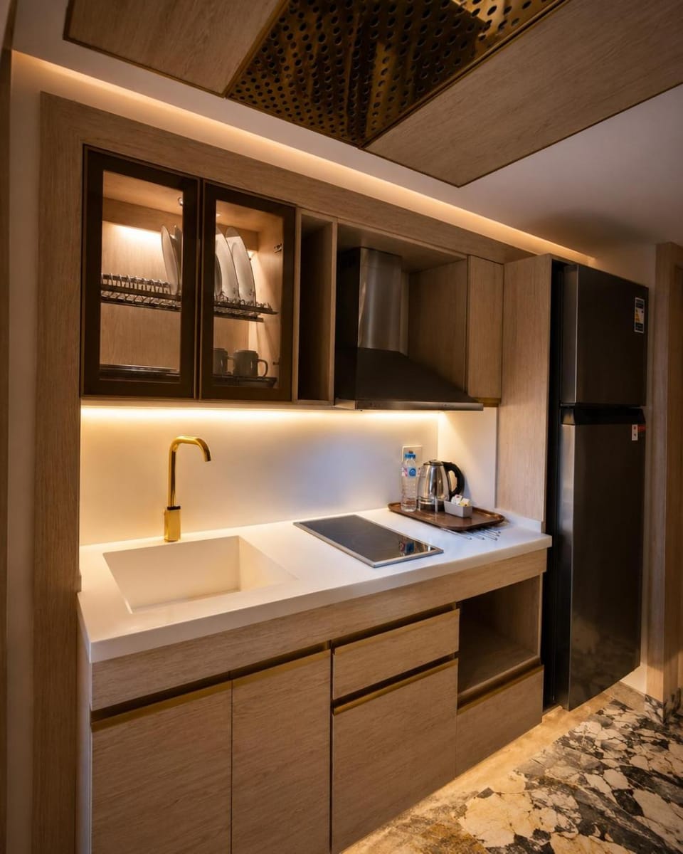 Kitchen or kitchenette, minibar