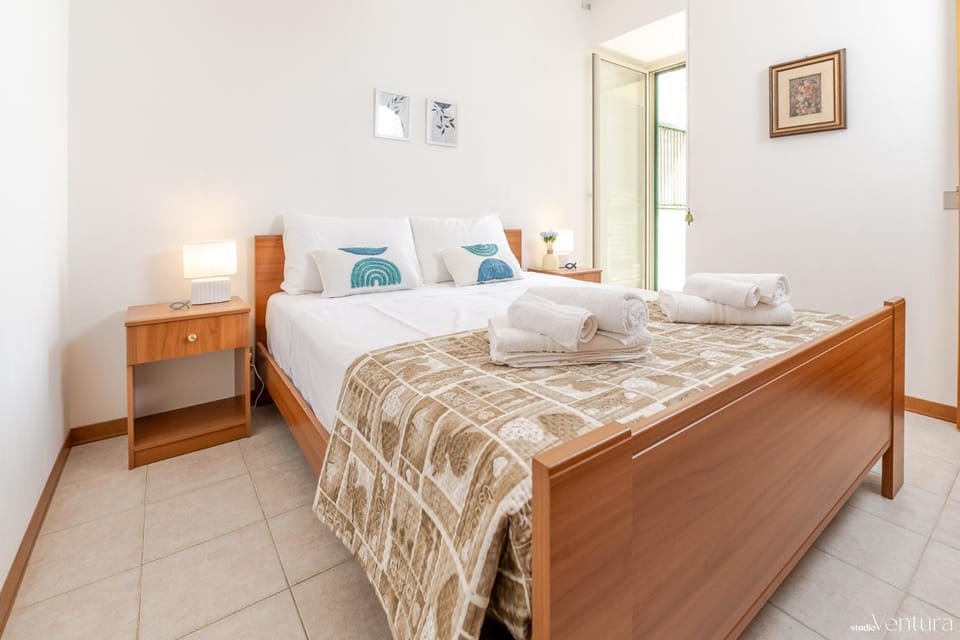 Bed, Photo of the whole room, Decorative detail, Bedroom, towels