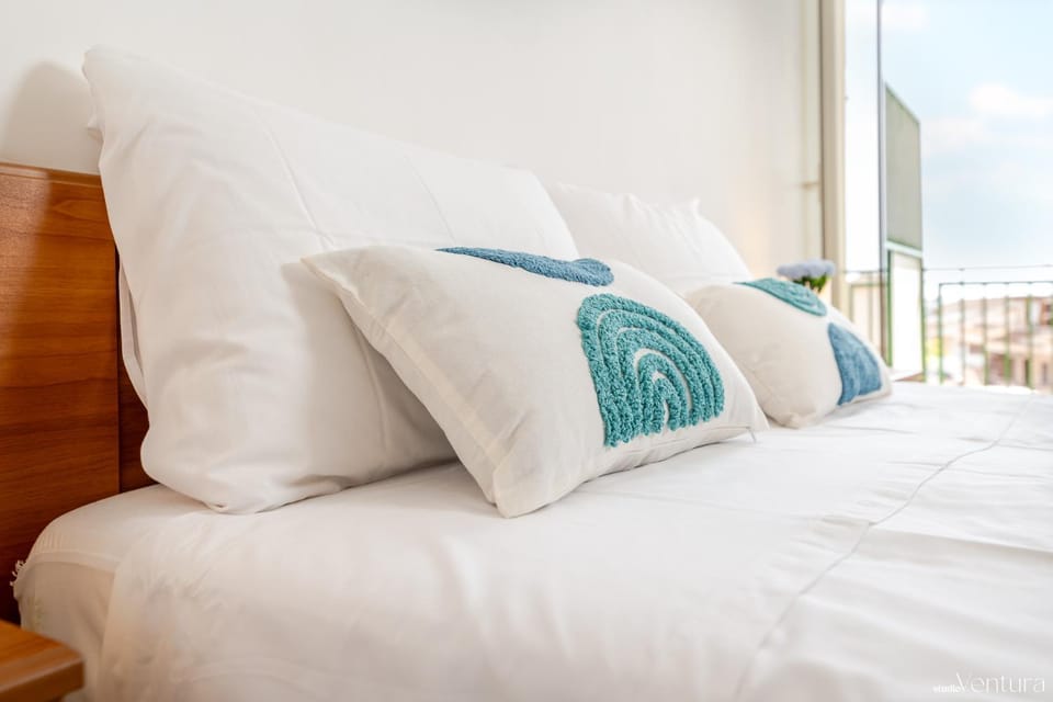 Bed, Photo of the whole room, Decorative detail, Bedroom