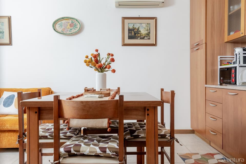 Living room, Decorative detail, Seating area, Dining area, air conditioner