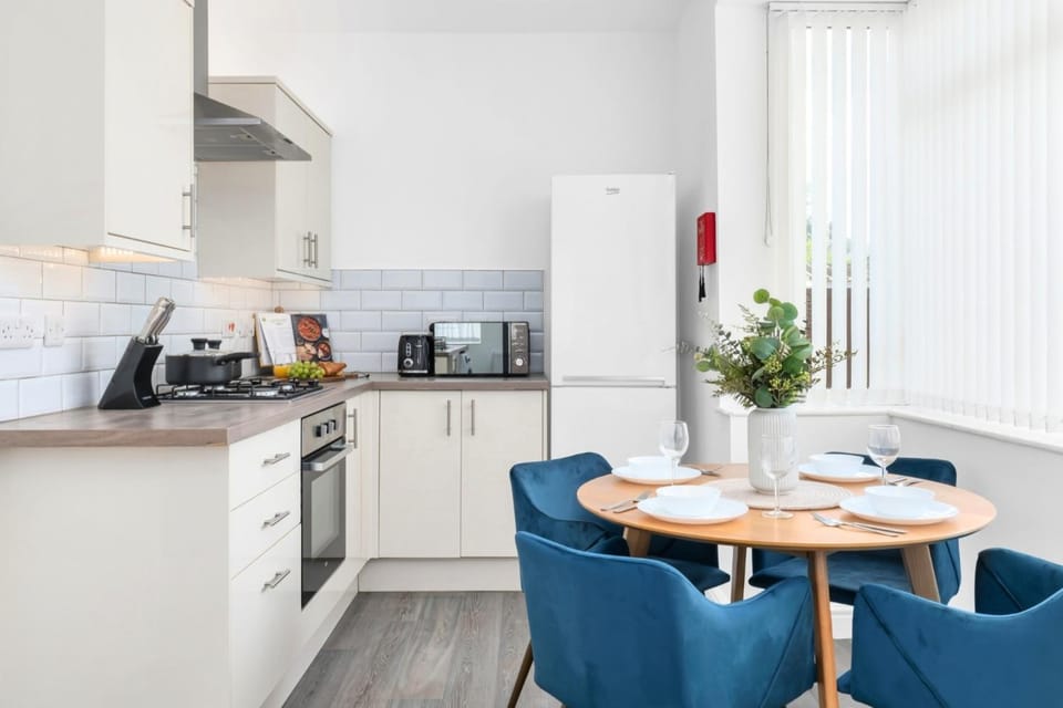 Spacious 2BDR Stanley House with Free Parking House in Newcastle-under-Lyme