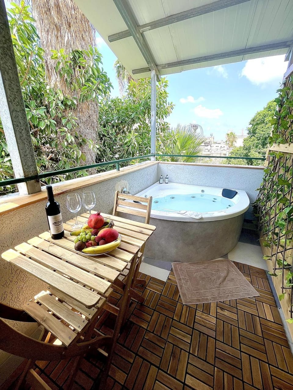 Authentic studio apartment with jacuzzi in center Apartment in Haifa