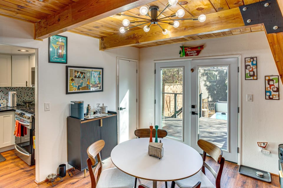 Mid-Century Cabin w/ Hot Tub Mins to Bear Mountain Cabin in Southern California
