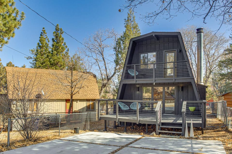Mid-Century Cabin w/ Hot Tub Mins to Bear Mountain Cabin in Southern California