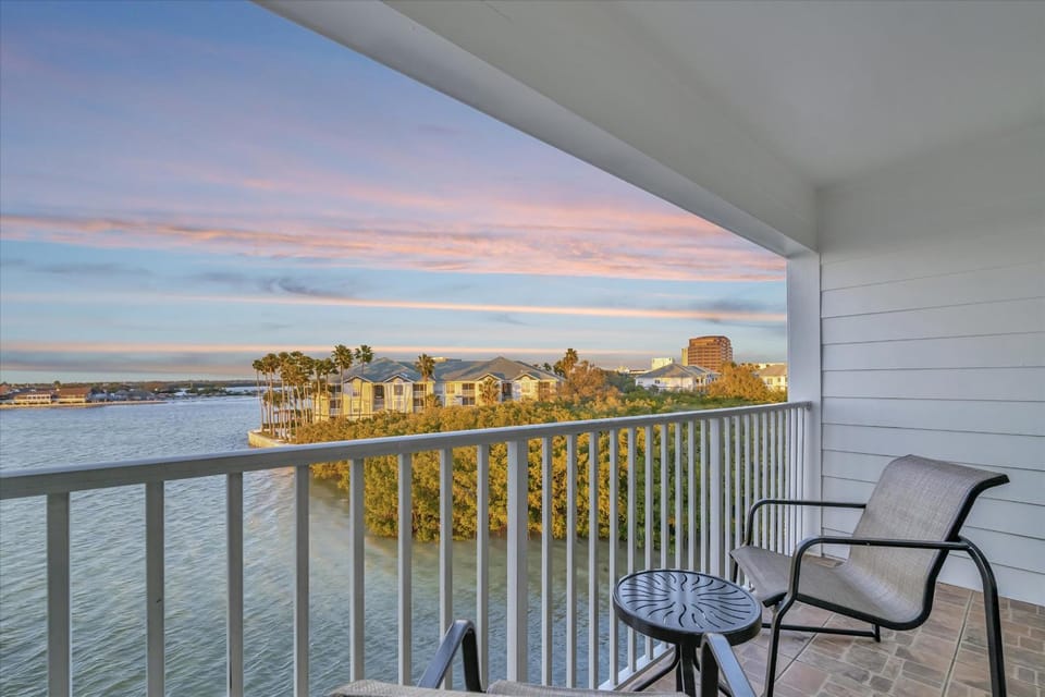Waterfront Resort Condo & Balcony Heated Pool House in Tampa