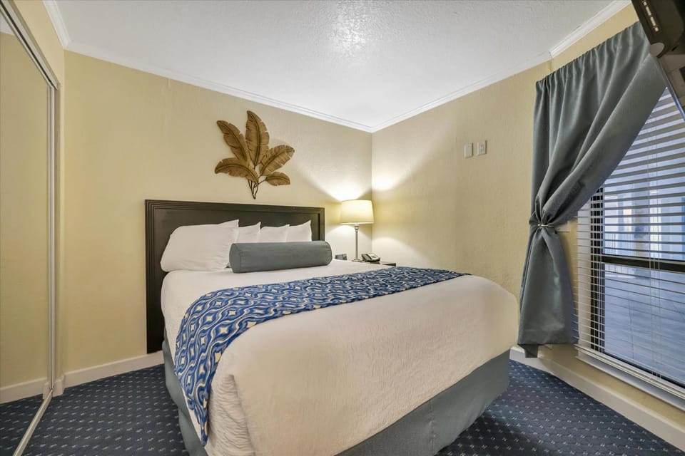 Waterfront Resort Condo & Balcony Heated Pool House in Tampa