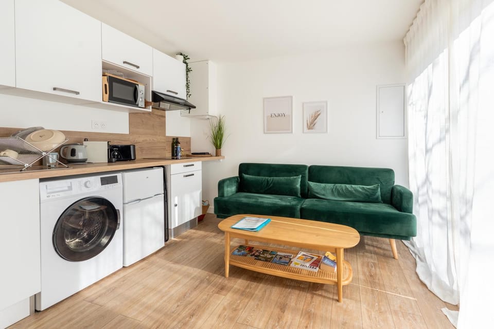 Coffee/tea facilities, Kitchen or kitchenette, Living room, Seating area, oven, stove, toaster, washing machine