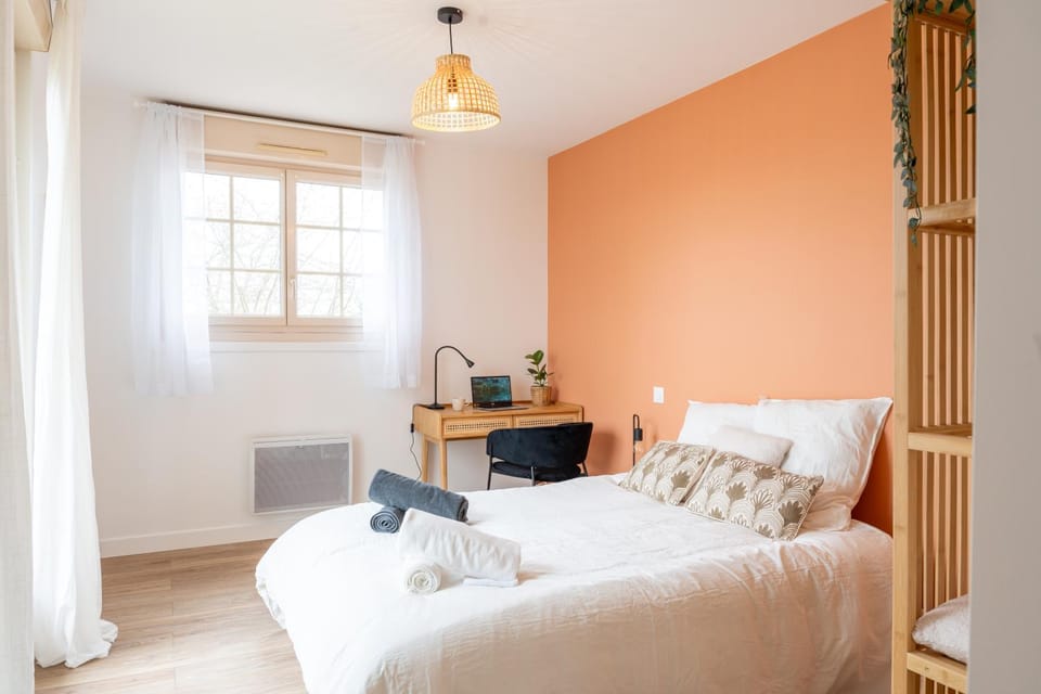 Bed, Photo of the whole room, Bedroom