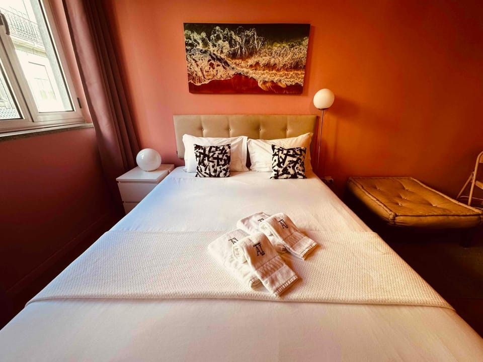 Bed, Bedroom, towels